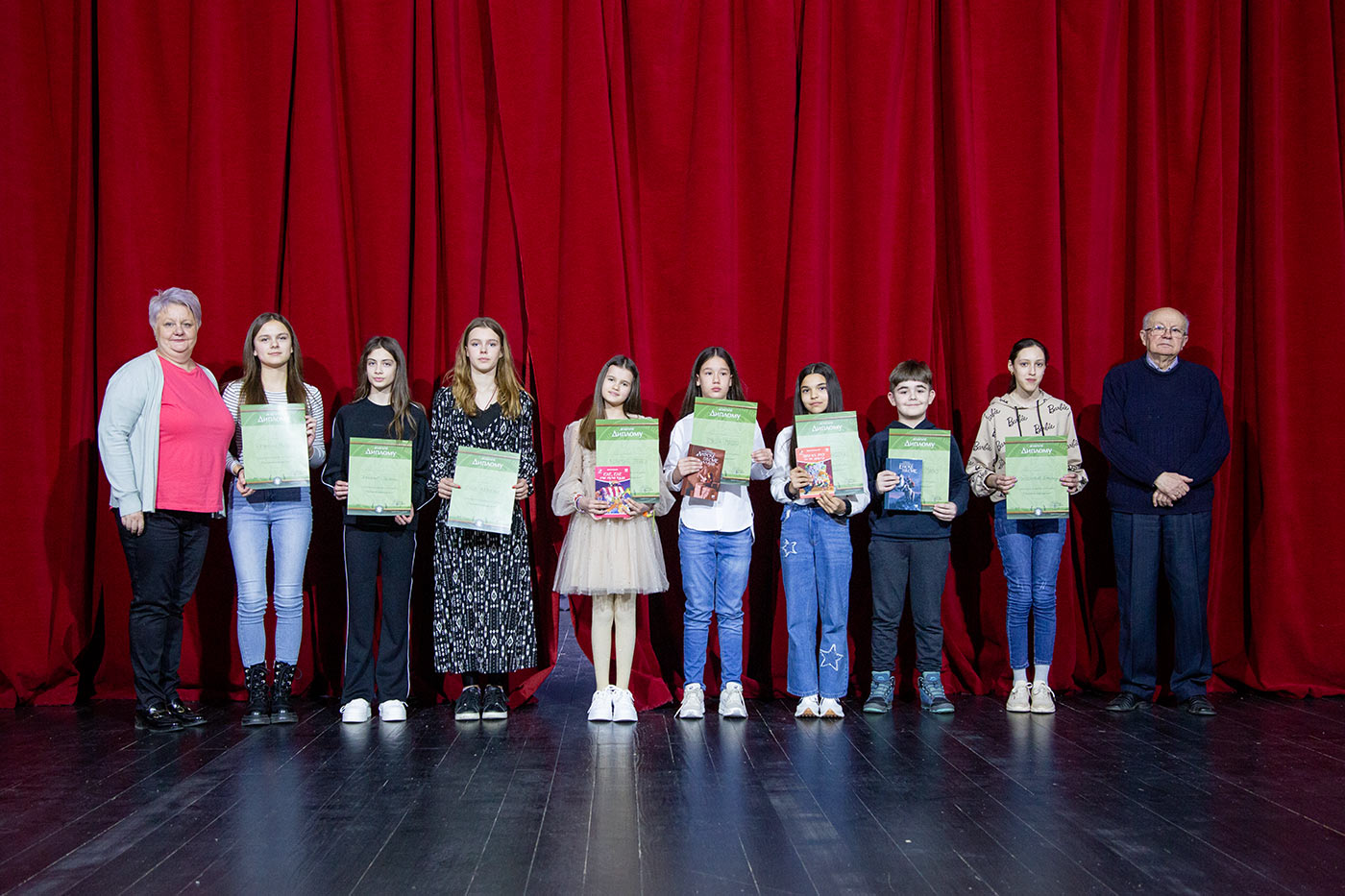 ПЕСНИЧЕ НАРОДА МОГ