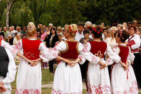 Народно коло у порти цркве